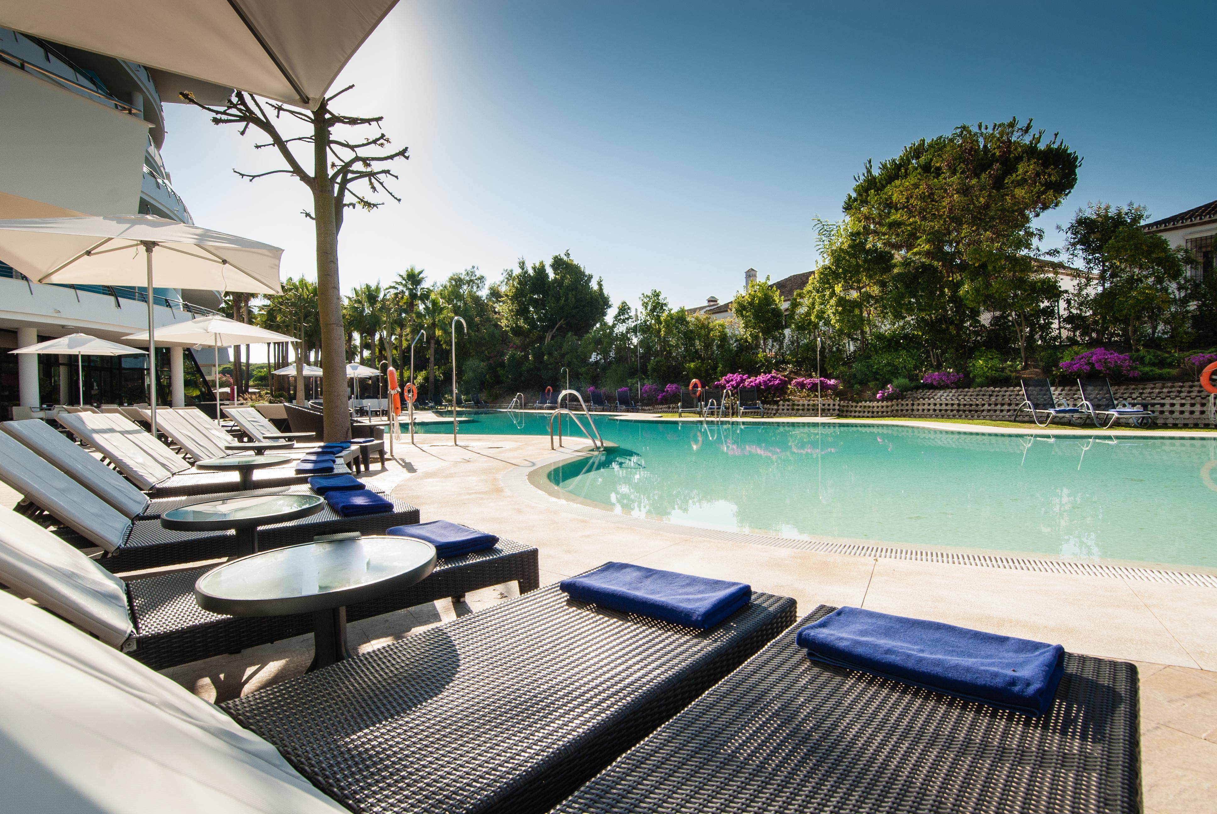 Senator Banus Spa Hotel Estepona Esterno foto The pool at the Four Seasons Hotel