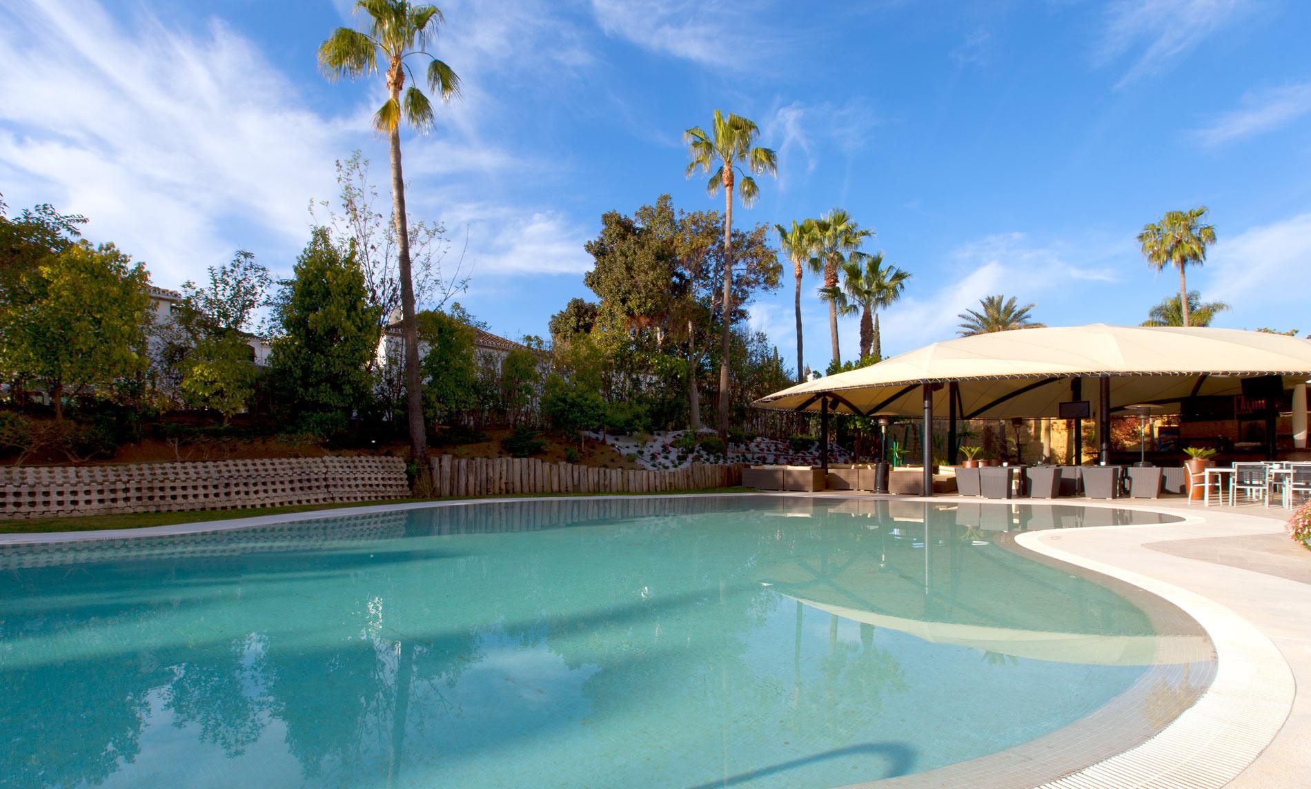 Senator Banus Spa Hotel Estepona Esterno foto The swimming pool at the hotel
