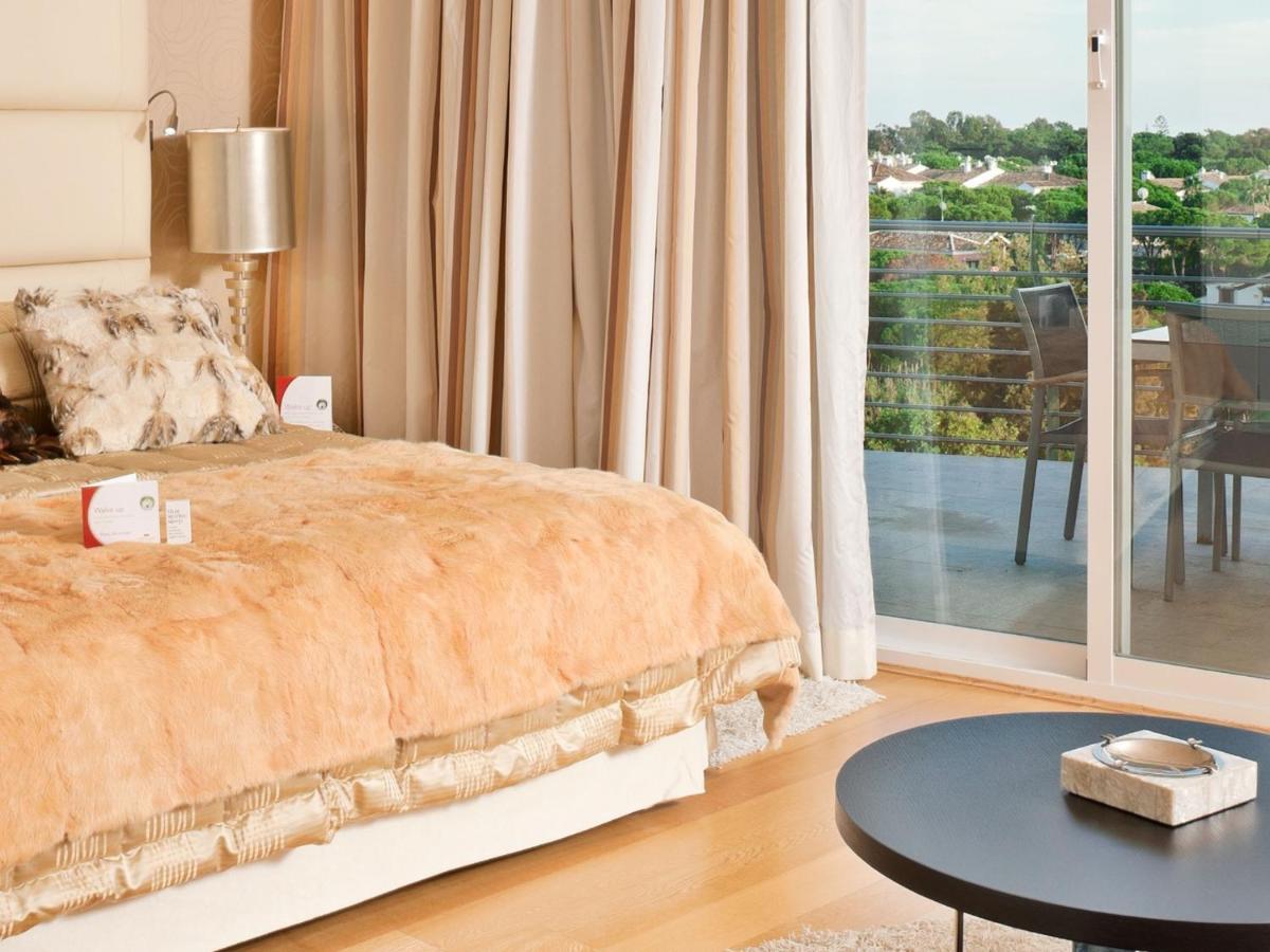 Senator Banus Spa Hotel Estepona Camera foto A bedroom at the hotel